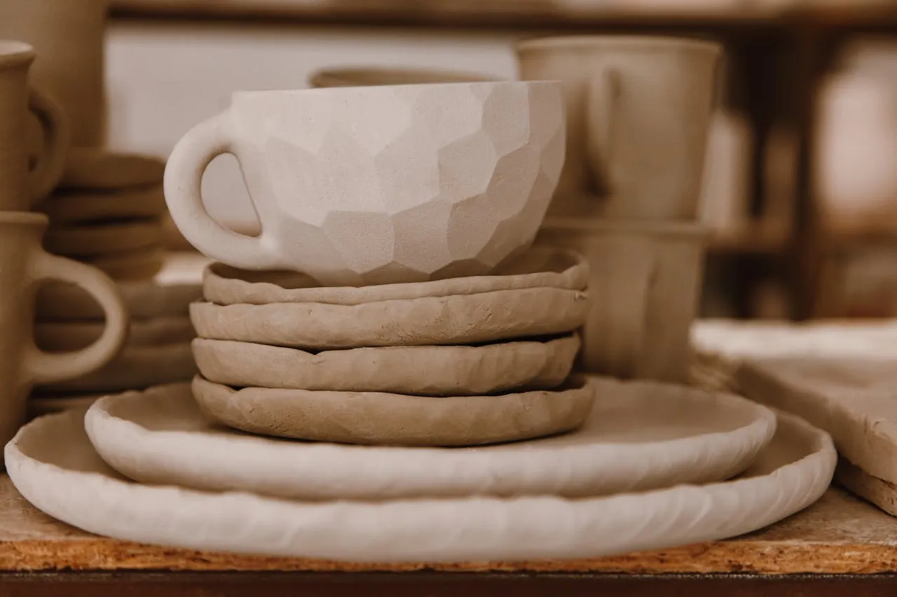 Une tasse en céramique, non colorée, au naturel
