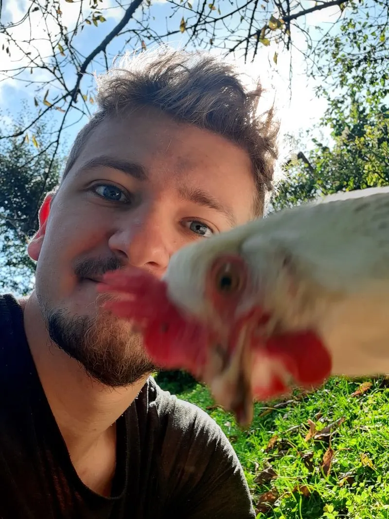 Photo de moi, avec ma poulette blanche