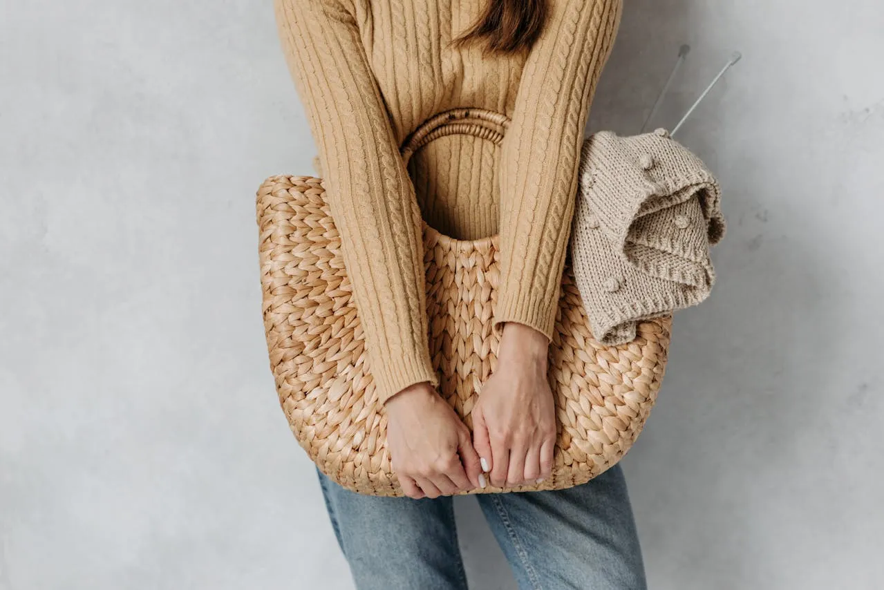 Une femme tenant un sac artisanal en osier